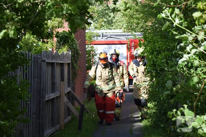 Brandweer zaagt gebroken tak in stukken
