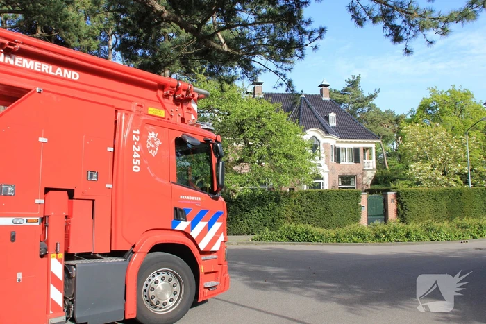 Brandweer zet schoorsteenkap terug