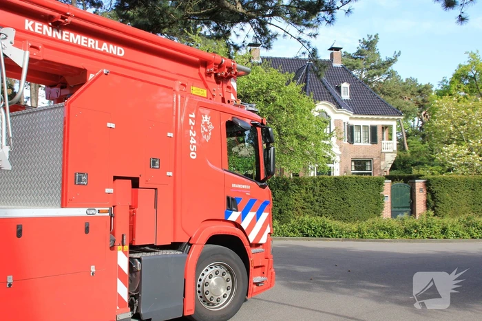 Brandweer zet schoorsteenkap terug