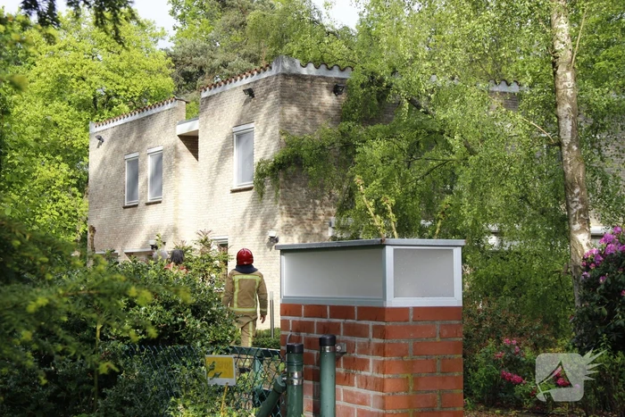 Boom waait om tegen woning