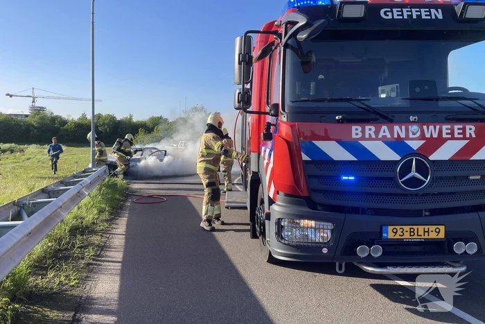 Personenauto volledig uitgebrand