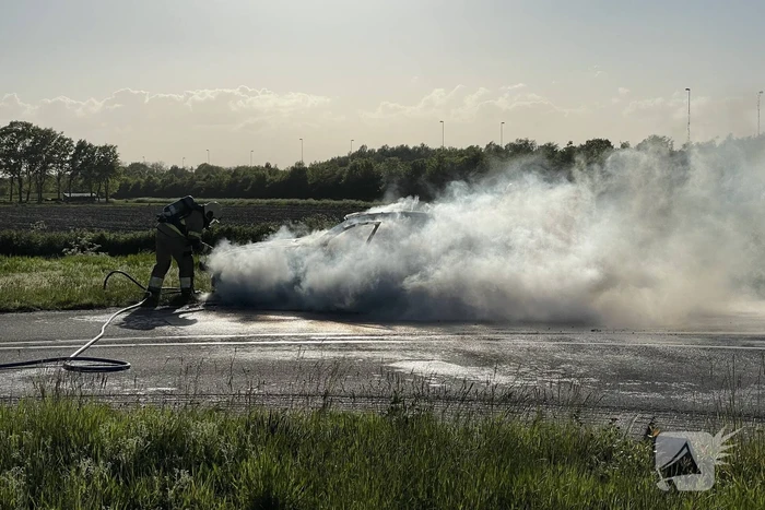 Personenauto volledig uitgebrand