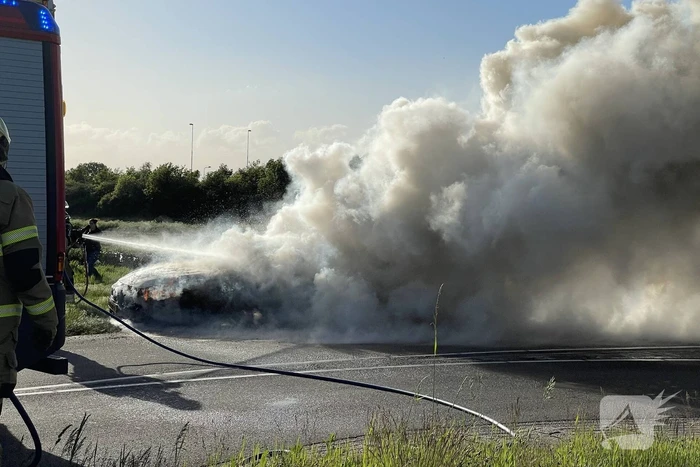 Personenauto volledig uitgebrand