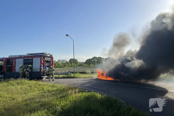 Personenauto volledig uitgebrand