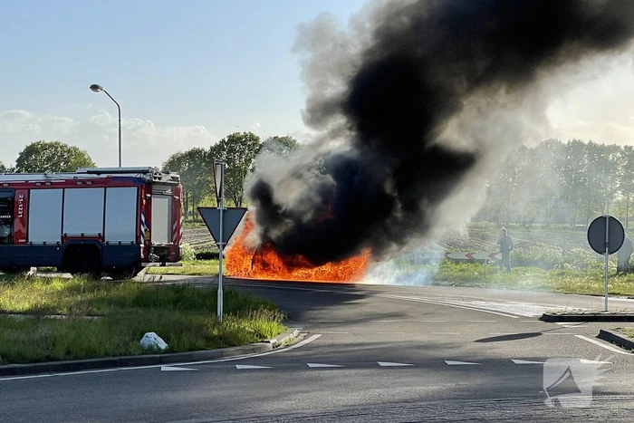 Personenauto volledig uitgebrand
