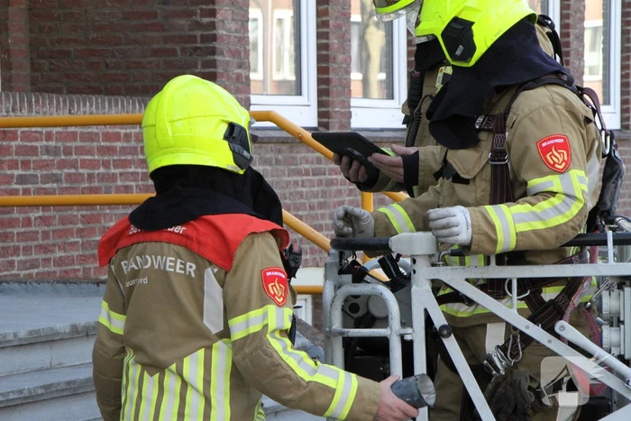 Stuk schoorsteen raakt los door harde wind