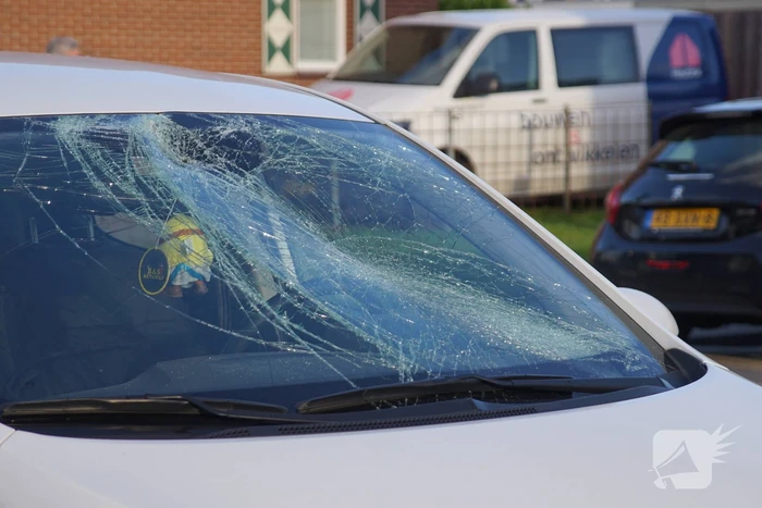 Fietser zwaargewond door botsing met personenauto