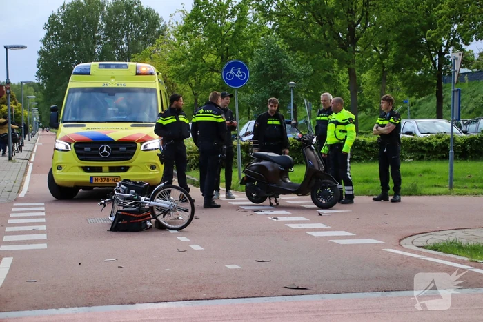 Fietser en scooterrijder met elkaar in botsing