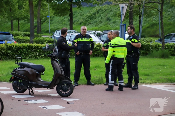 Fietser en scooterrijder met elkaar in botsing
