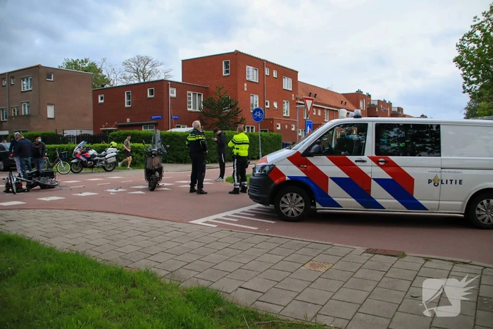 Fietser en scooterrijder met elkaar in botsing
