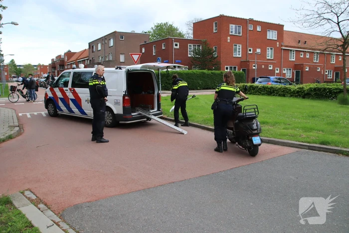 Fietser en scooterrijder met elkaar in botsing