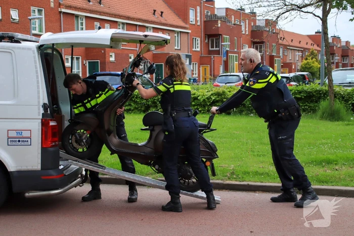 Fietser en scooterrijder met elkaar in botsing