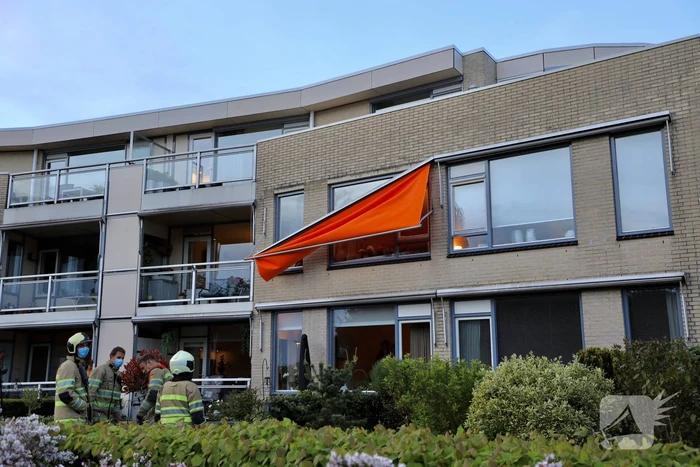 Brandweer ingezet voor loshangend zonnescherm