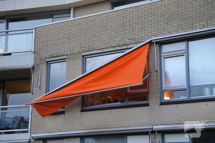 Brandweer ingezet voor loshangend zonnescherm