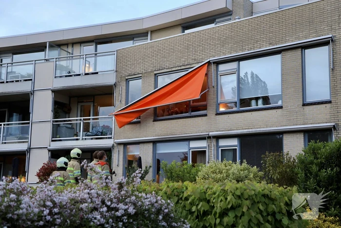 Brandweer ingezet voor loshangend zonnescherm