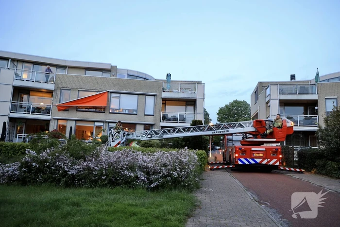Brandweer ingezet voor loshangend zonnescherm