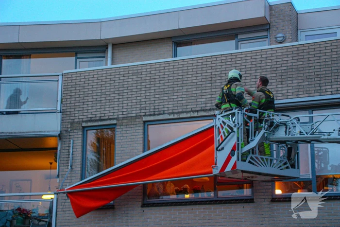 Brandweer ingezet voor loshangend zonnescherm