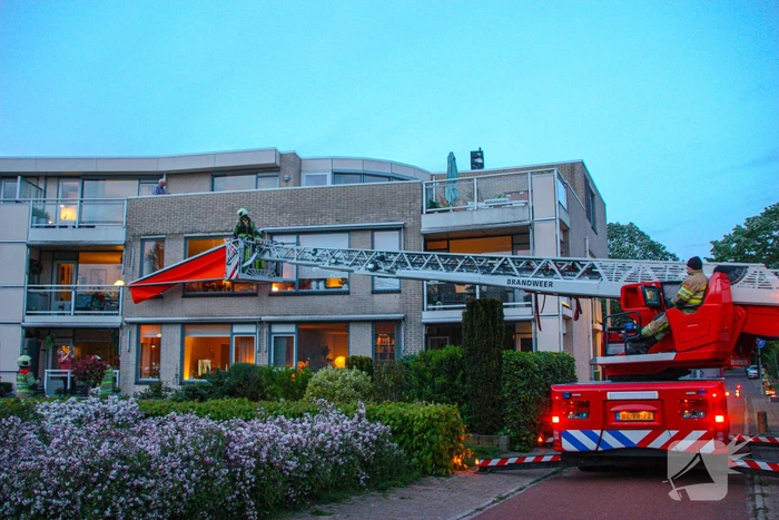 Brandweer ingezet voor loshangend zonnescherm