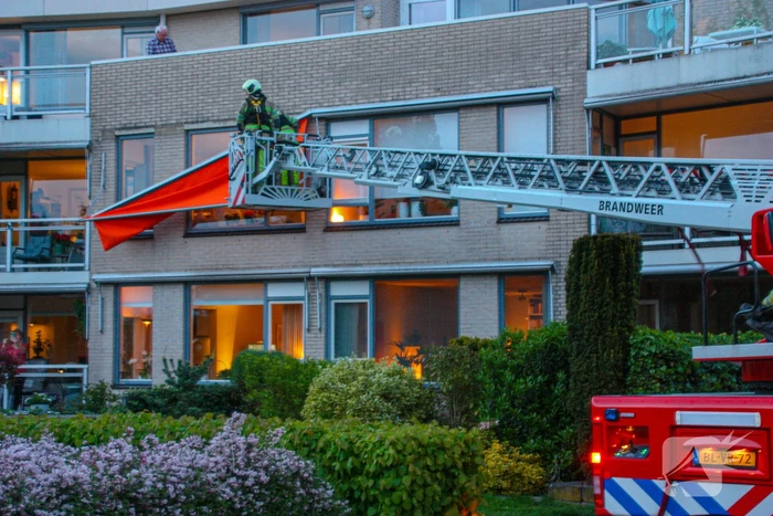 Brandweer ingezet voor loshangend zonnescherm