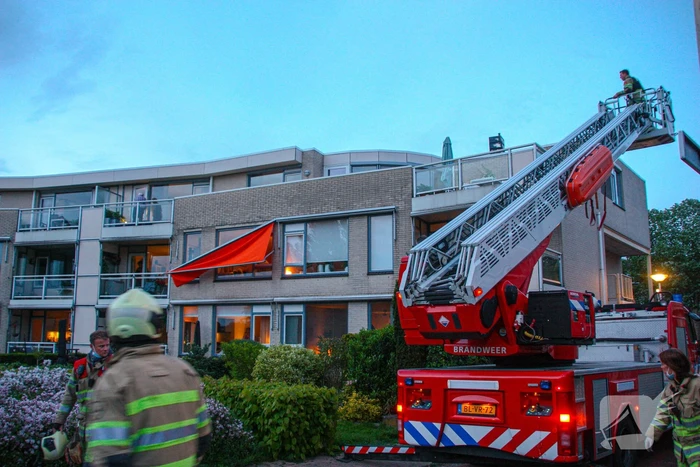 Brandweer ingezet voor loshangend zonnescherm
