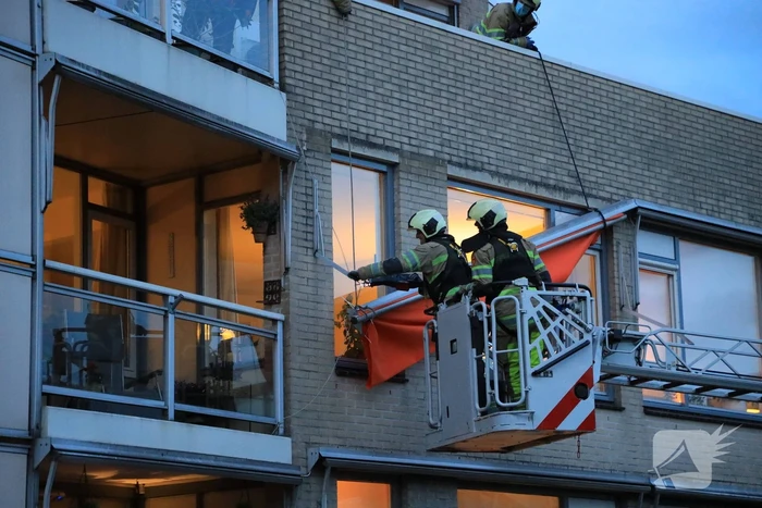 Brandweer ingezet voor loshangend zonnescherm