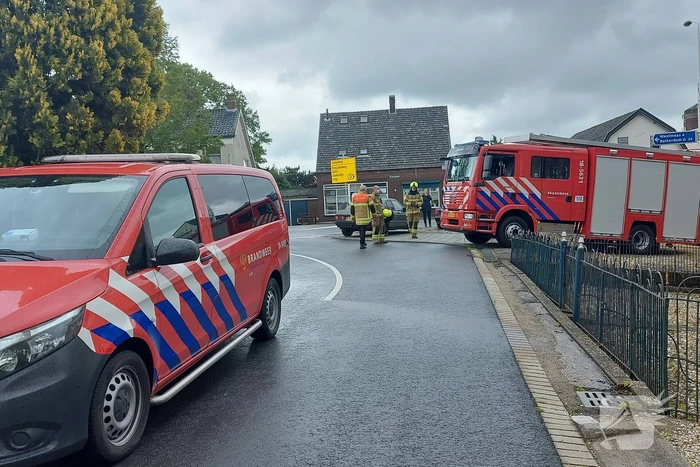 Stuk dak waait van boerenschuur