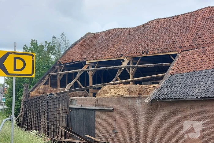 Stuk dak waait van boerenschuur