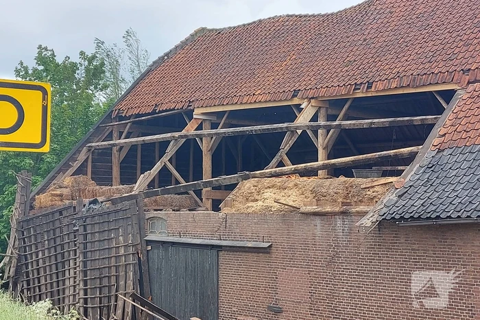 Stuk dak waait van boerenschuur