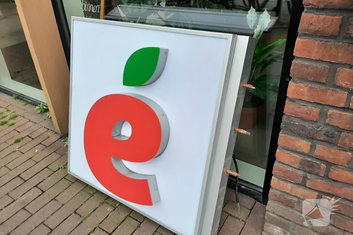 Gedeelte Univé bord hangt naar beneden