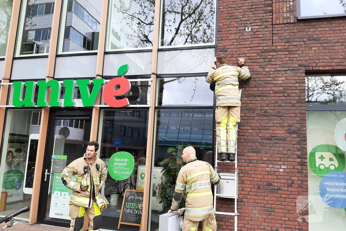 Gedeelte Univé bord hangt naar beneden