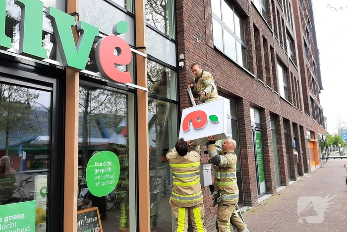 Gedeelte Univé bord hangt naar beneden