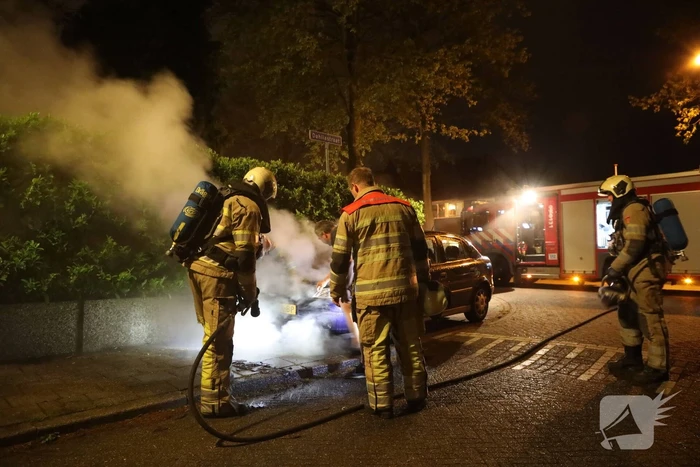 Voorzijde van auto in brand