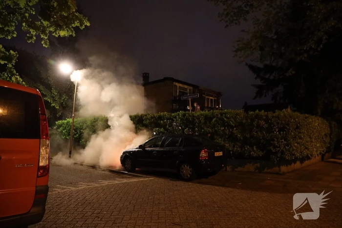 Voorzijde van auto in brand