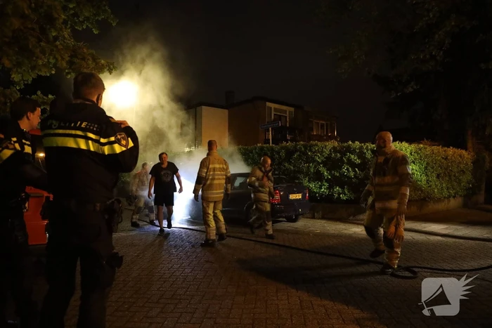 Voorzijde van auto in brand