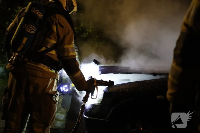 Voorzijde van auto in brand