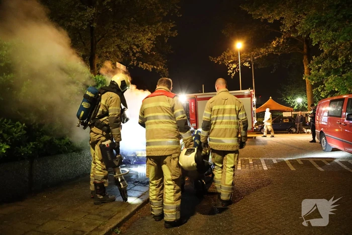 Voorzijde van auto in brand