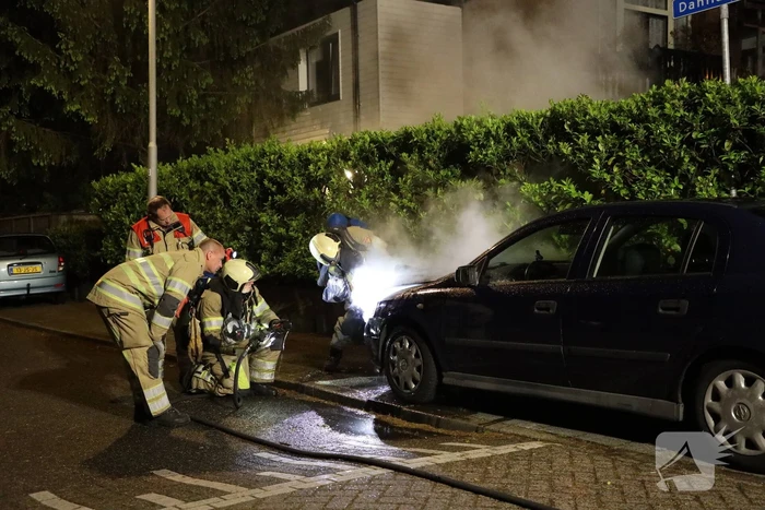 Voorzijde van auto in brand