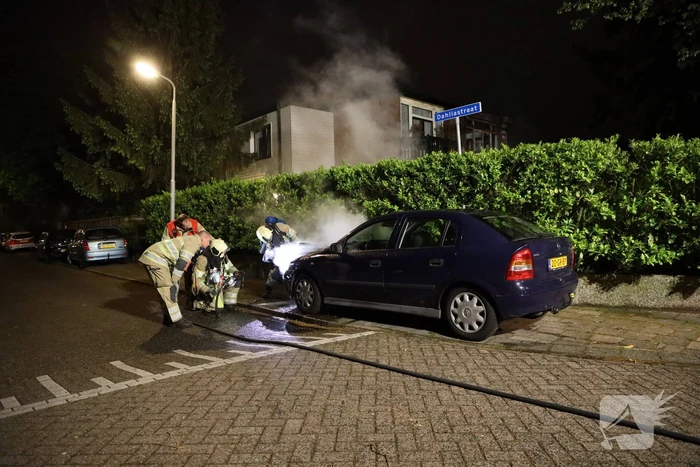 Voorzijde van auto in brand