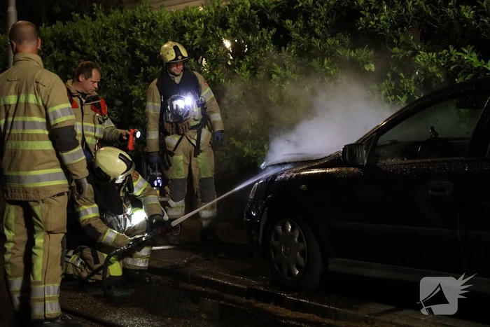 Voorzijde van auto in brand