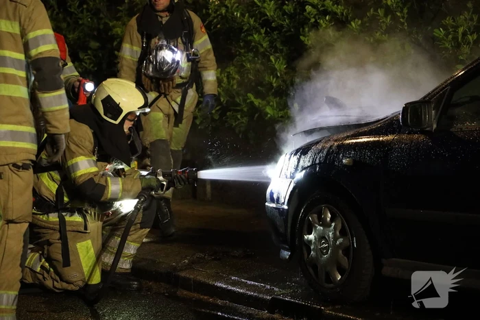 Voorzijde van auto in brand