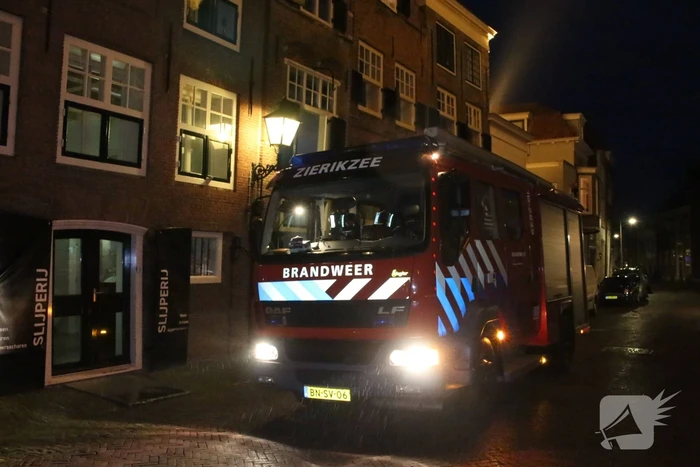 Brandweer doet onderzoek naar brandlucht
