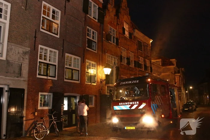 Brandweer doet onderzoek naar brandlucht