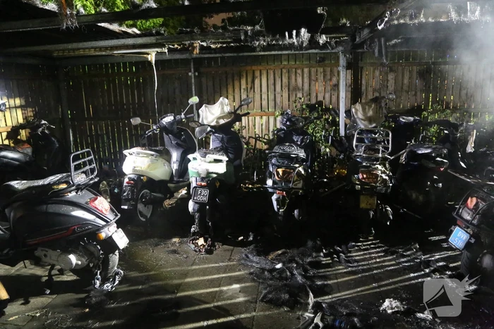 Fietsenstalling vliegt in brand, meerdere scooters verwoest