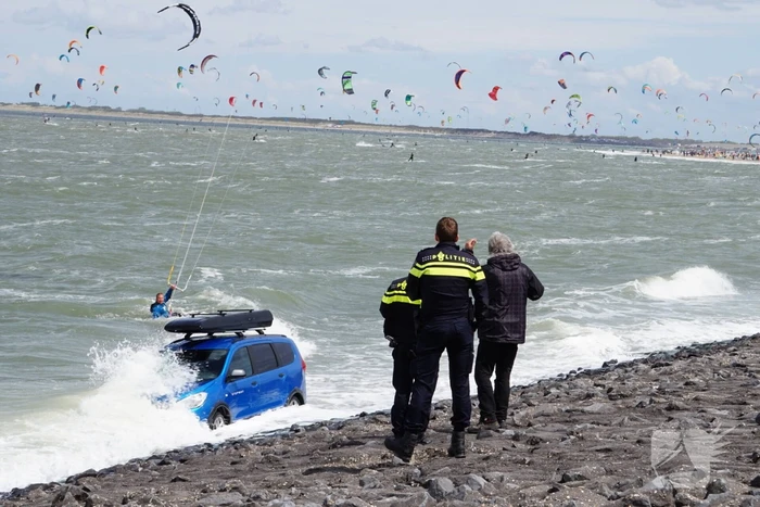 Personenauto belandt in de zee