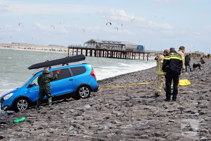 Personenauto belandt in de zee