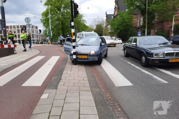 Auto rijdt tegen verkeerslicht