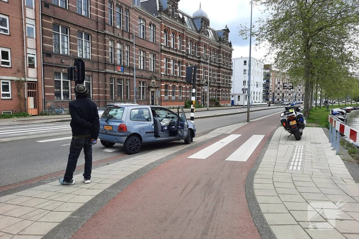 Auto rijdt tegen verkeerslicht