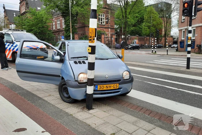 Auto rijdt tegen verkeerslicht