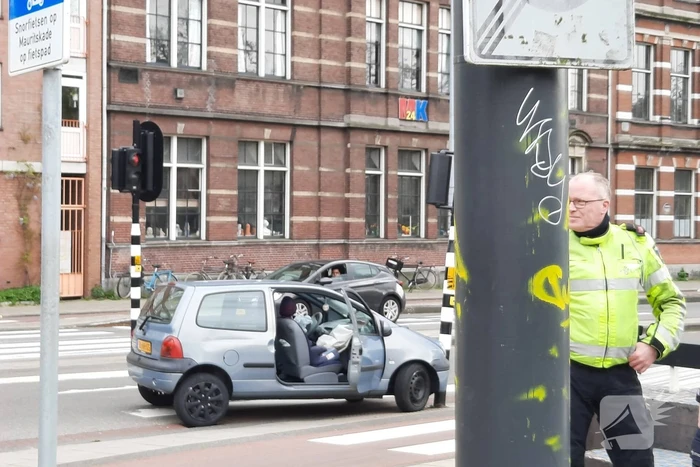 Auto rijdt tegen verkeerslicht