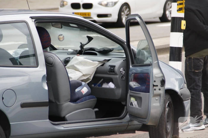 Auto rijdt tegen verkeerslicht